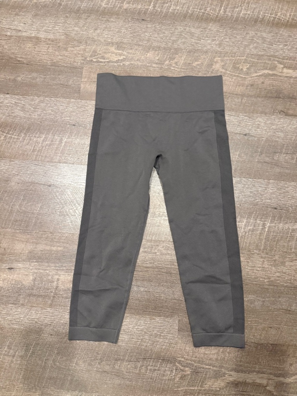 Forever 21 Women's Charcoal Gray Active Capris size medium